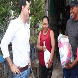 El Gobernador Mauricio Vila Dosal lleva cena de Navidad a familias del sur de Mérida