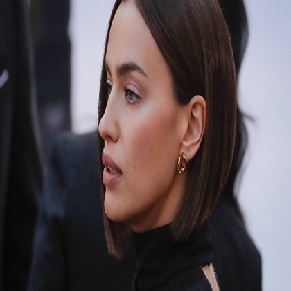 Irina Shayk le desea un feliz cumple a una amiga con una provocativa foto semidesnuda