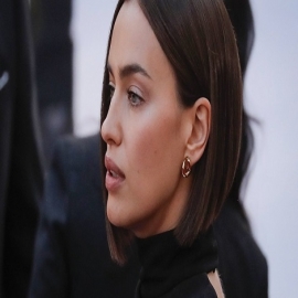 Irina Shayk le desea un feliz cumple a una amiga con una provocativa foto semidesnuda