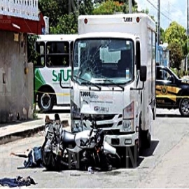 Motociclista se 'vuela' el alto y es arrastrado por un camión