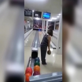El video viral del increíble accidente de una mujer en su primera vez en una pista de bolos