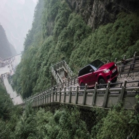 Un piloto chino hizo el 'Dragon Challege'