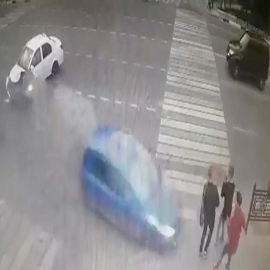 FUERTE VIDEO: Un auto se estrella con otro a toda velocidad y tres adolescentes saltan por los aires