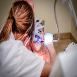Te decimos dónde obtener atención dental profesional y de bajo costo en Cancún