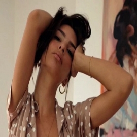 Emily Ratajkowski deslumbra con mini cintura y bikini de lunares