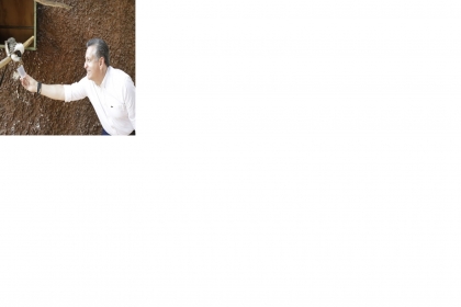El Alcalde Alejandro Ruz supervisa la elaboración de paletas de hielo para los animales del Parque Zoológico del Centenario, como parte de su cuidado en esta temporada de calor.