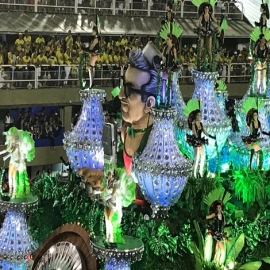 "El casino de Chacrinha" es el quinto coche del #GrandeRio La caxiense hace alusión a uno de los principales programas de la televisión, un casino nada normal #CarnavalizeRJ