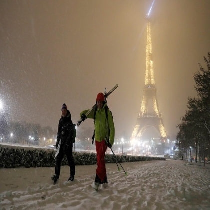 Torre Eiffel cerrada y esquiadores en Montmartre: las fotos de París cubierta de nieve