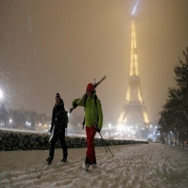 Torre Eiffel cerrada y esquiadores en Montmartre: las fotos de París cubierta de nieve