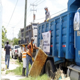 Intensa labor de cuadrillas municipales para retirar de la vía pública cacharros y otros objetos rezagados de la reciente campaña