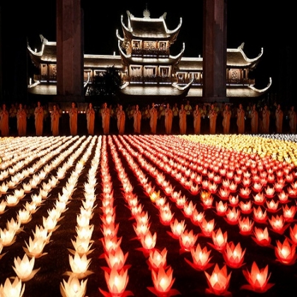 La espectacular celebración del día del nacimiento de Buda, en imágenes de diferentes rincones del mundo