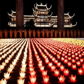 La espectacular celebración del día del nacimiento de Buda, en imágenes de diferentes rincones del mundo