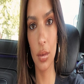 Ratajkowski promueve vaqueros de Levi's 'olvidándose' del sujetador (foto, vídeo)