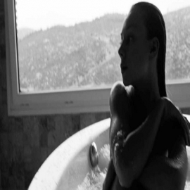 Ester Expósito, desafía la censura con foto totalmente desnuda