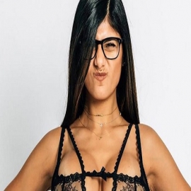 Mira el erótico calendario que hizo la sensual ex actriz porno Mia Khalifa (Video +Fotos)