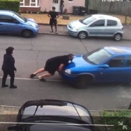 Desplaza con sus manos el coche de su vecino para dejar paso al de su tía