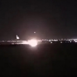 Aterrizaje en llamas: Un avión con 140 pasajeros se arrastra con su morro por la pista