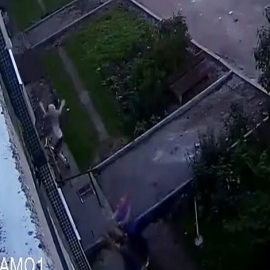 El momento exacto en que dos obreros salvan a un bebé que cae desde una ventanta